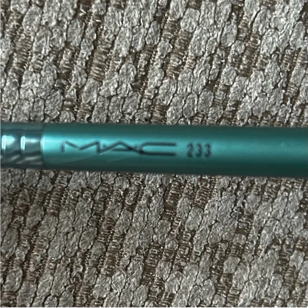 MAC Cosmetics Alluring Aquatic #233 Split Fibre Eye Shadow Brush